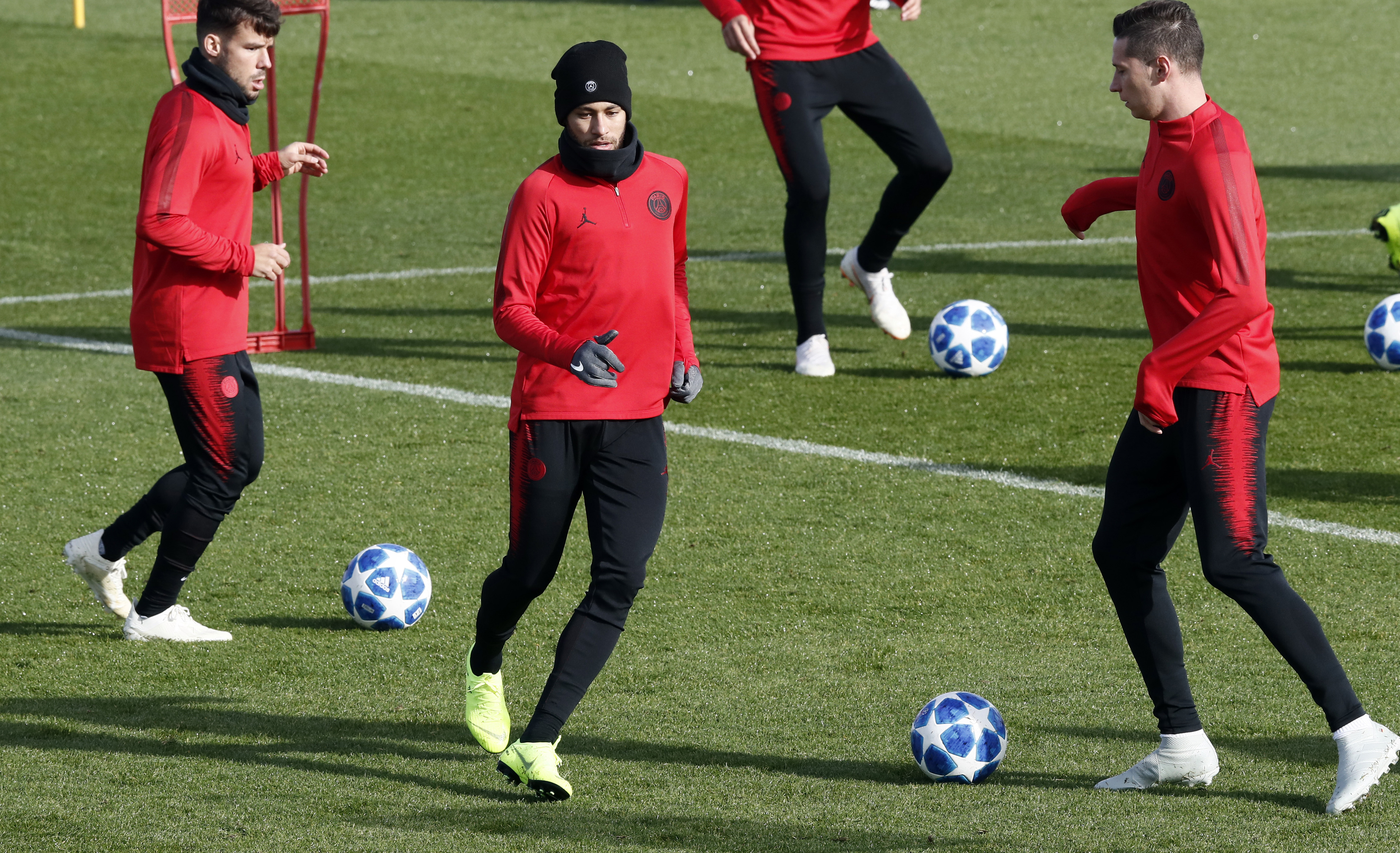 开云棋牌 -关于国际比赛日新疆广汇备战欧冠；手感冰凉细节曝光；球迷炸锅；团队化学反应显著的信息